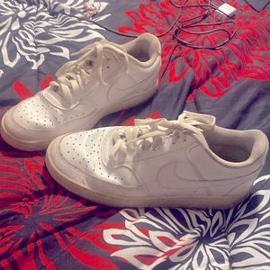 White Nikes size women’s 8.5